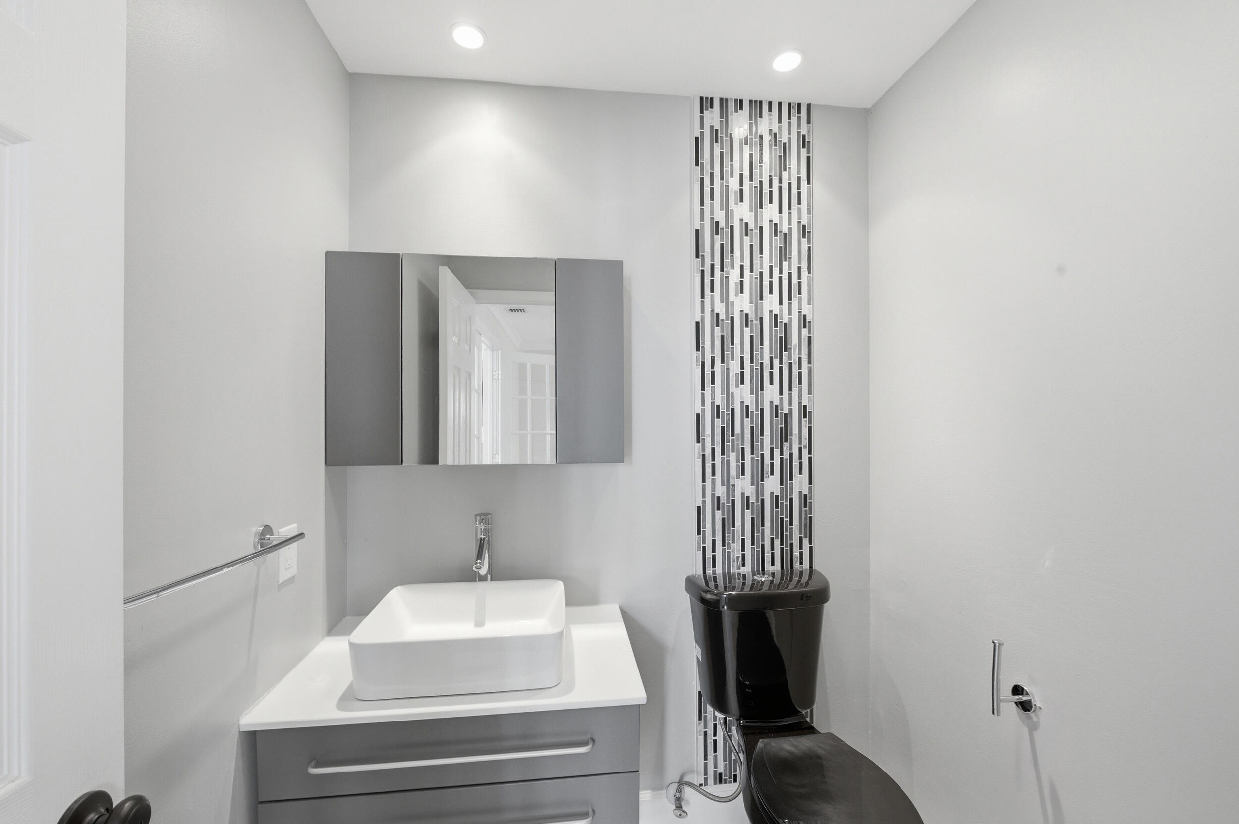 6488 Pond Apple Road Boca Raton, FL 33433 - Photo 8 of 28 en suite powder room
