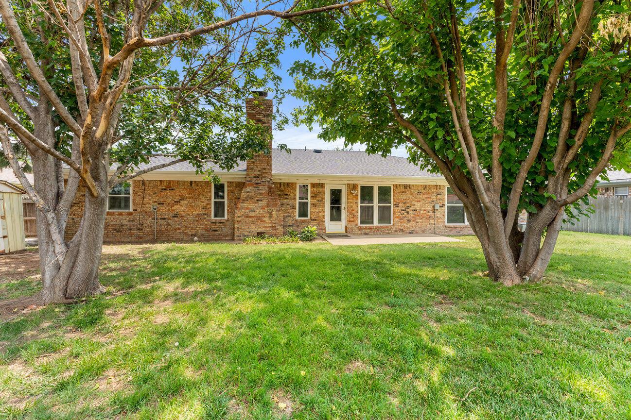 7204 Southwest 39th Avenue Amarillo, TX 79109 - Photo 48 of 51 front view of a house with a yard