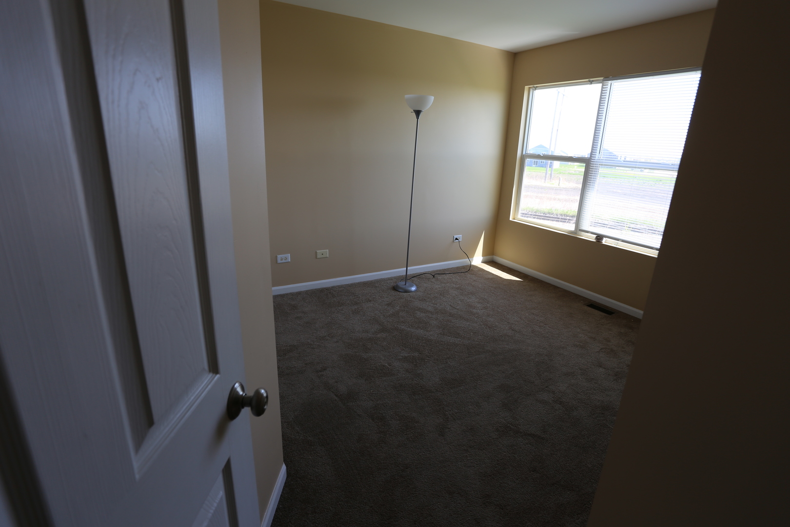 6401 Roth Court Joliet, IL 60431 - Photo 19 of 30 an empty room with windows