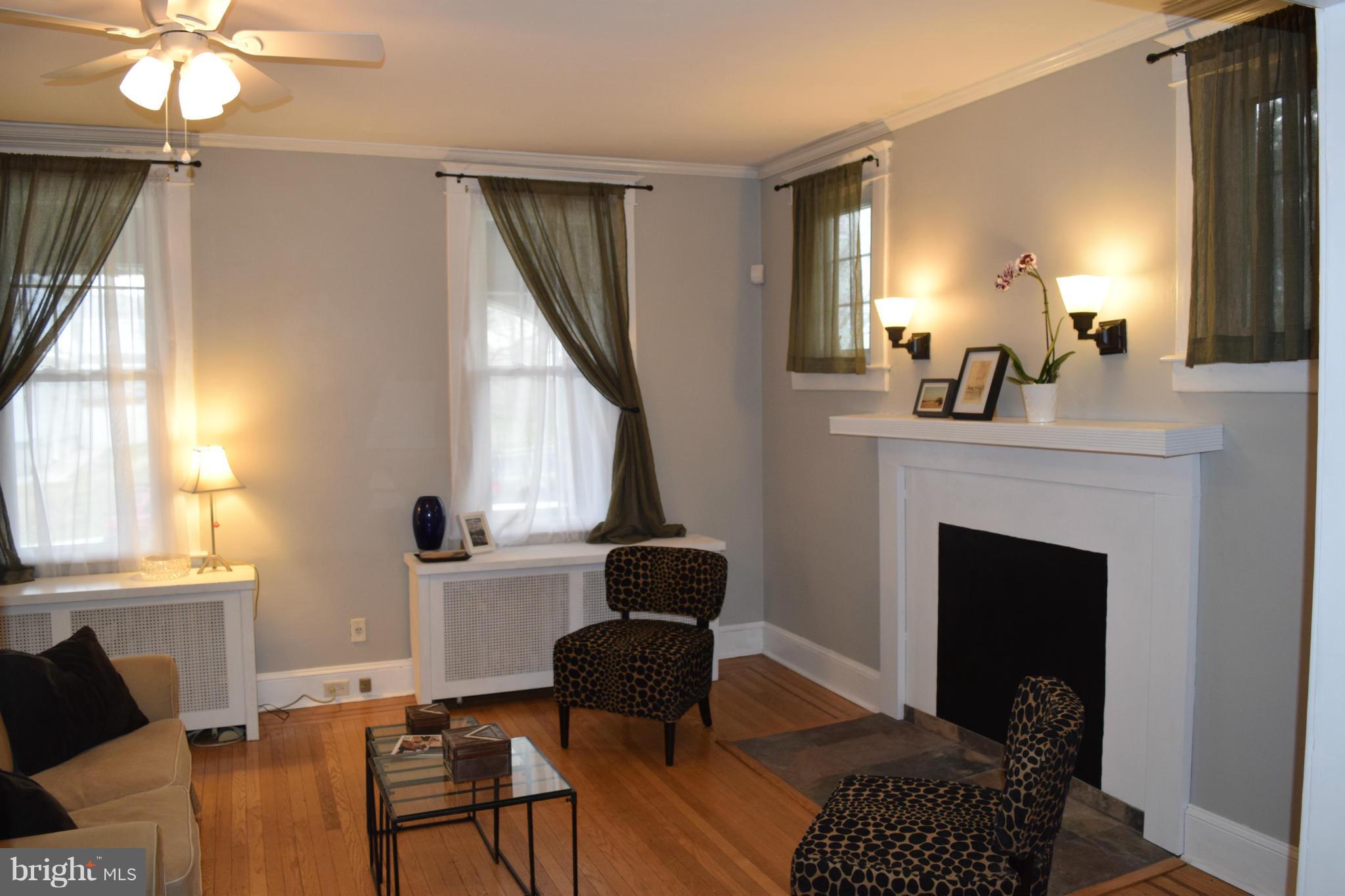 503 North Rock Glen Road Baltimore, MD 21229 - Photo 4 of 25 Living Room