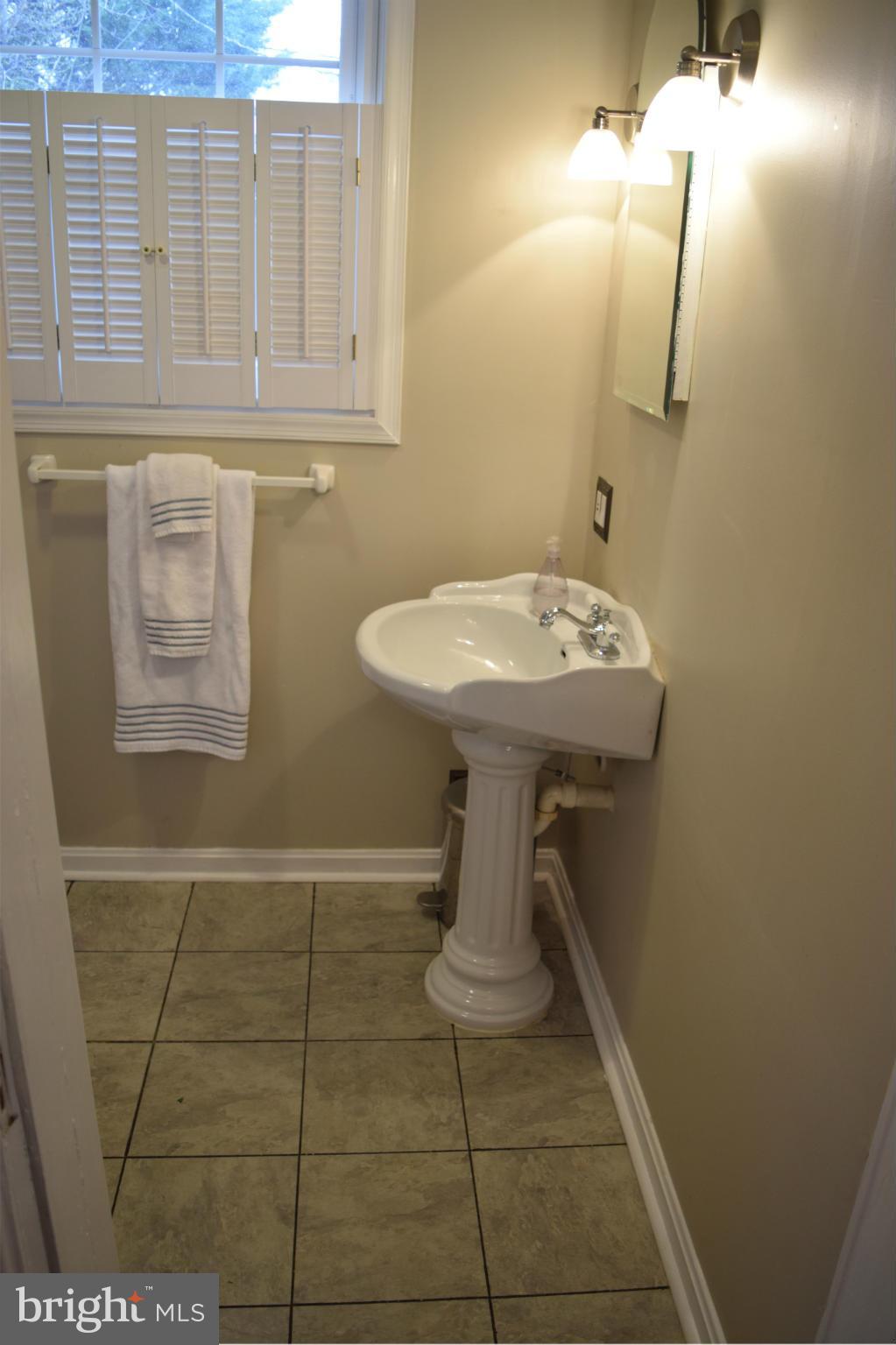 503 North Rock Glen Road Baltimore, MD 21229 - Photo 8 of 25 Bath