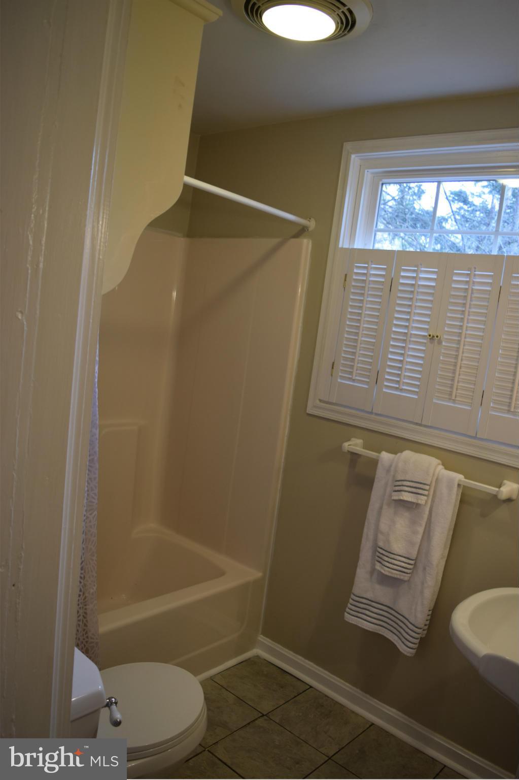 503 North Rock Glen Road Baltimore, MD 21229 - Photo 9 of 25 Bath