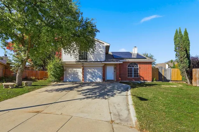$2,300 | 316 Comiskey Court, Saginaw, TX 76179