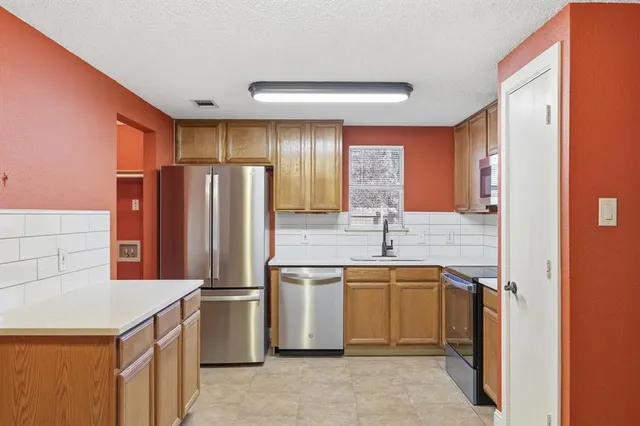 $2,300 | 316 Comiskey Court, Saginaw, TX 76179