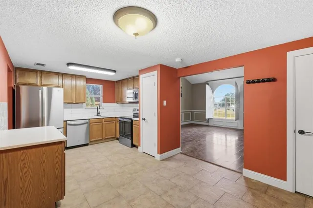 $2,300 | 316 Comiskey Court, Saginaw, TX 76179