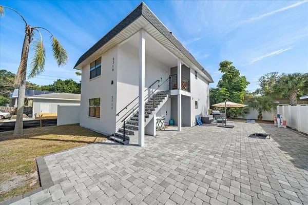 a view of a house with backyard
