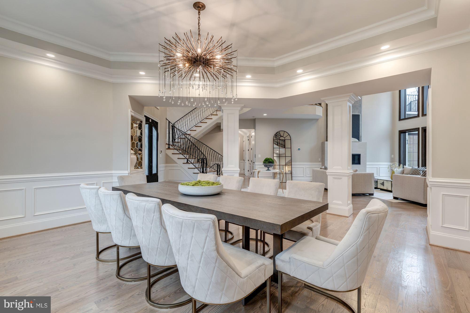 1060 Vista Drive McLean, VA 22102 - Photo 4 of 34 FORMAL DINING AREA