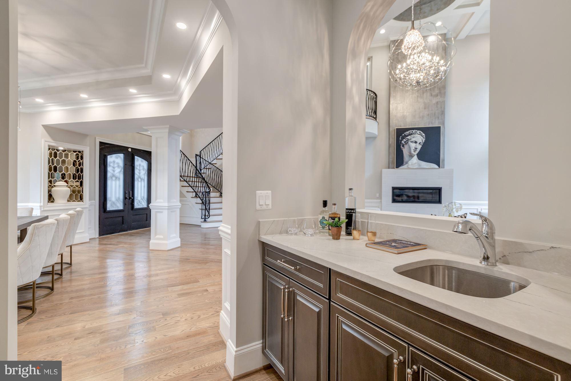 1060 Vista Drive McLean, VA 22102 - Photo 8 of 34 WET BAR ON MIAN FLOOR