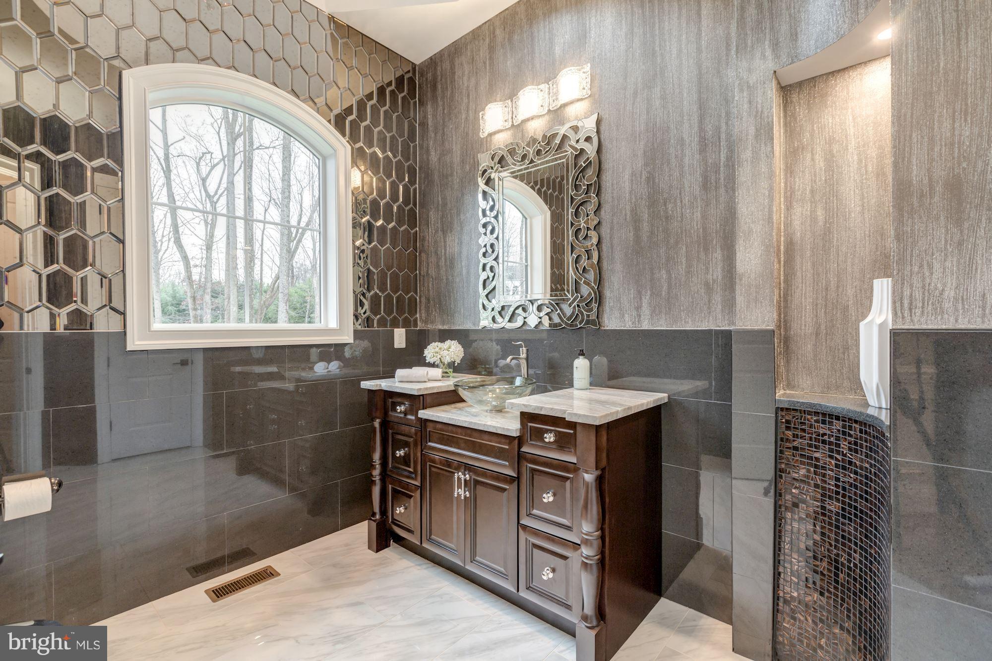 1060 Vista Drive McLean, VA 22102 - Photo 10 of 34 MAIN FLOOR POWDER ROOM