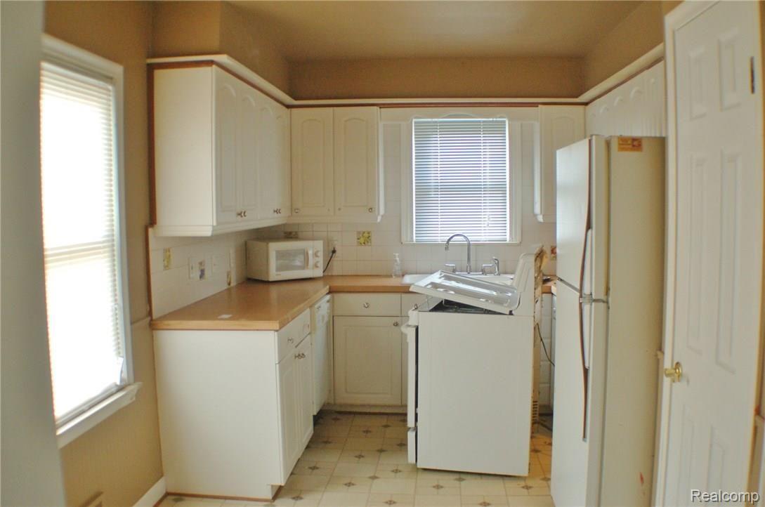 27 Chippewa Road Pontiac, MI 48341 - Photo 8 of 13 DSC_0012.JPG