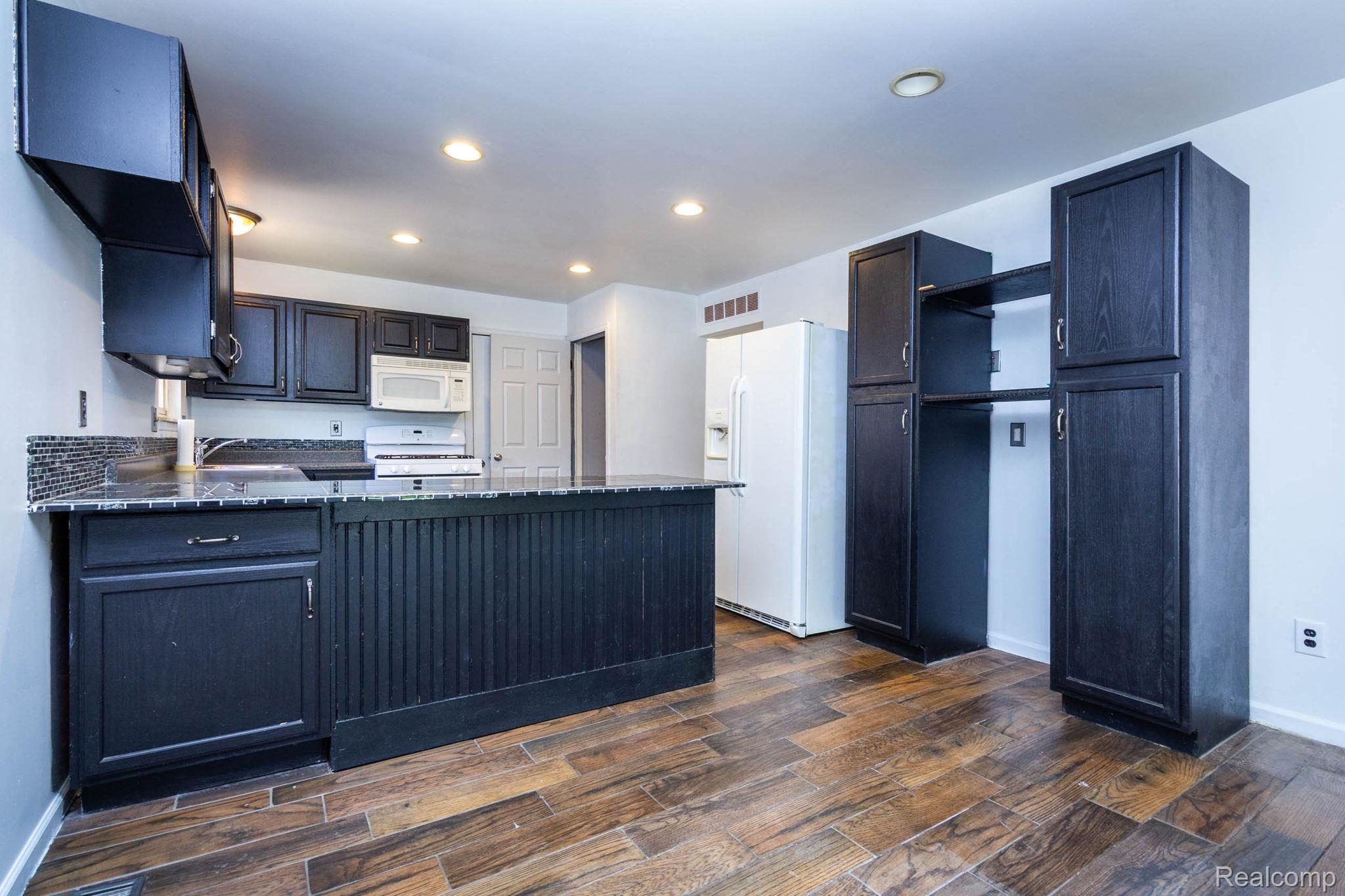 32016 Belcrest Road Rockwood, MI 48173 - Photo 13 of 40 Kitchen opens to Dining Room