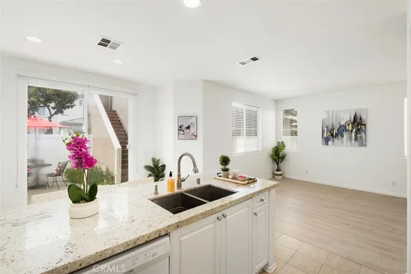 a view of entryway and kitchen