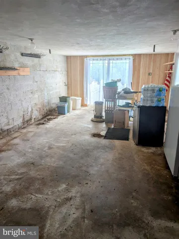 a view of a house with backyard and trees