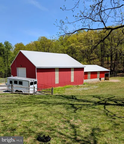a view of a back yard