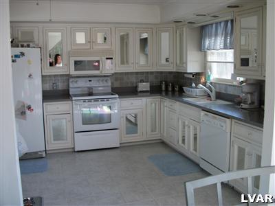 136 Elm Road Allentown, PA 18104 - Photo 3 of 12 Gallery Image 3