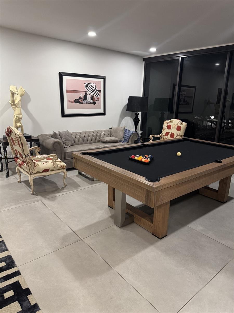 2000 South Bayshore Drive, Unit 46 Miami, FL 33133 - Photo 5 of 15 a living room with furniture gym equipment and wall paintings