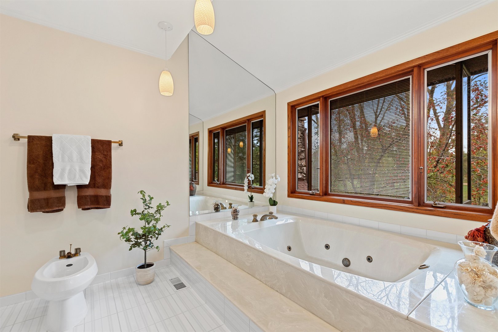 1051 Saunders Road Riverwoods, IL 60015 - Photo 15 of 37 a bathroom with a bathtub and a sink