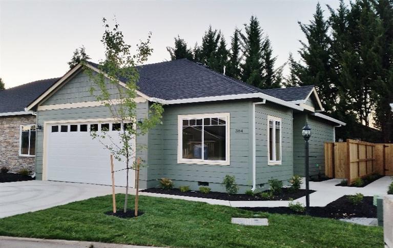 384 Live Oak Loop Central Point, OR 97502 - Photo 1 of 18 Primary Photo