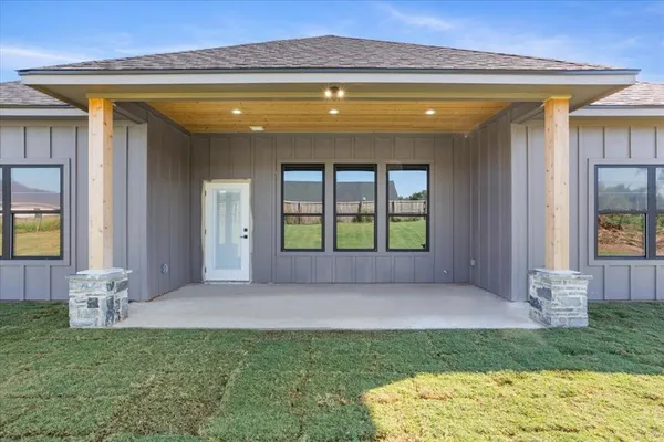 a view of entryway with a garden