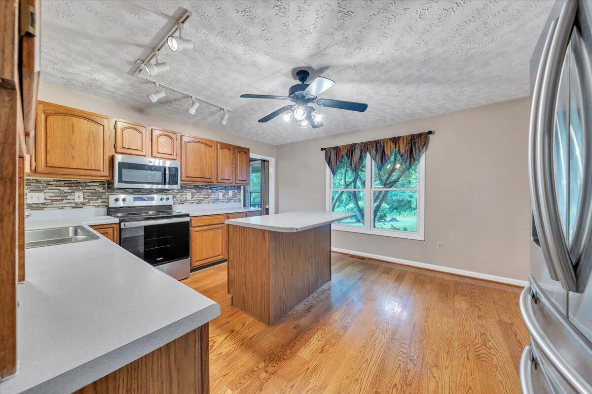 5145 Bradshaw Road Salem, VA 24153 - Photo 26 of 93 20-MIB01896