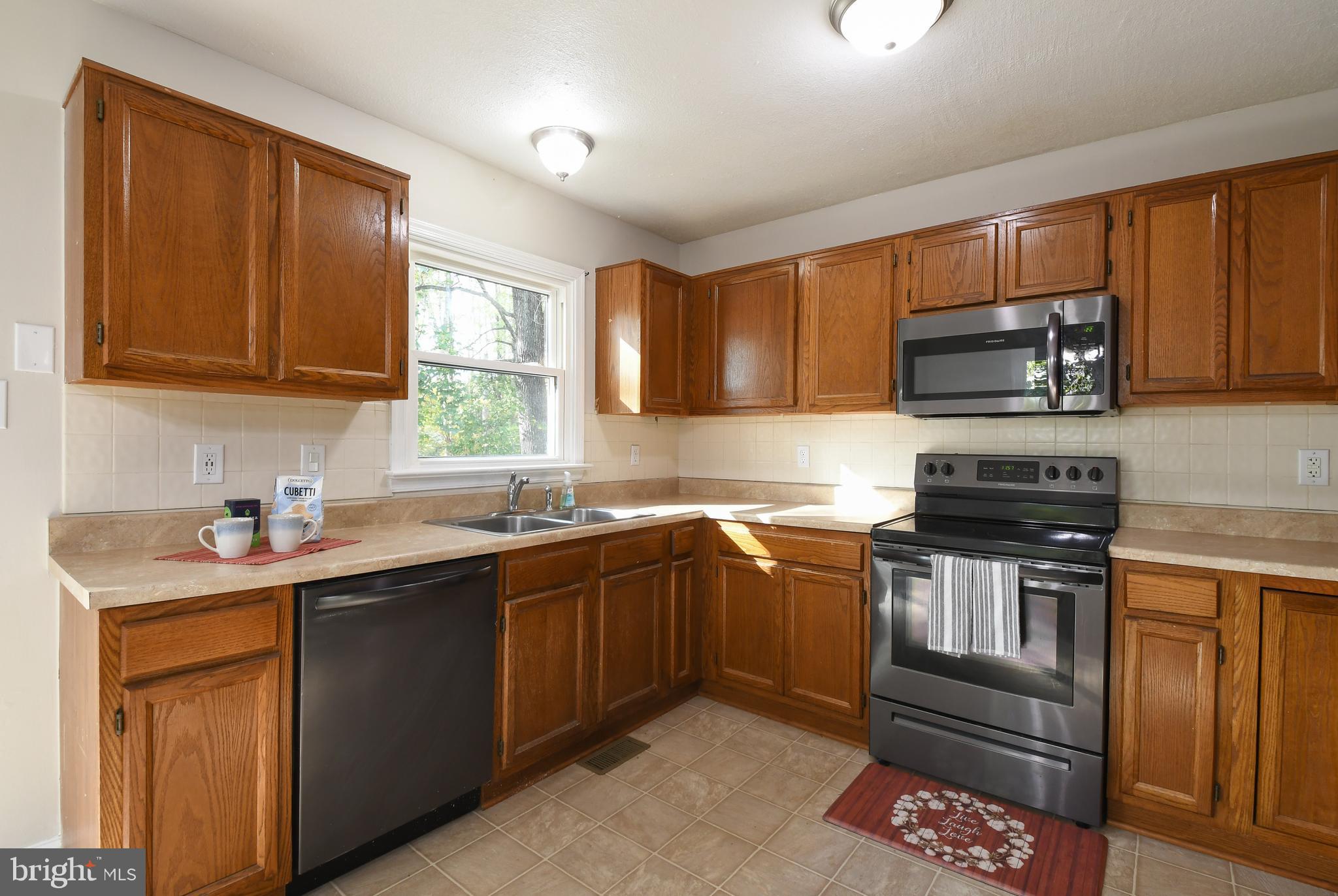 7 Ingram Court Ruther Glen, VA 22546 - Photo 15 of 37 Kitchen views the fenced in back yard