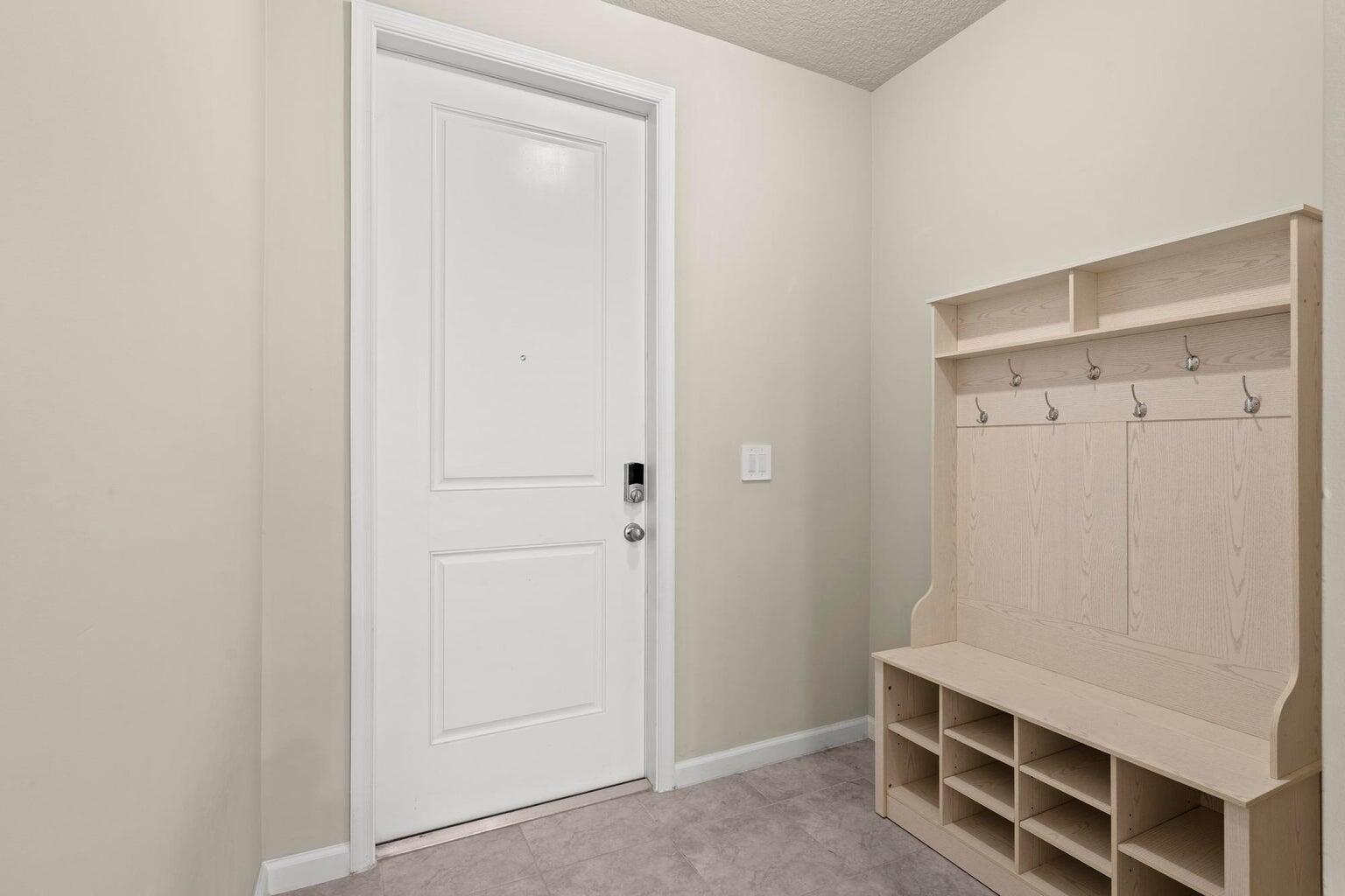 359 Southeast Angler Drive Stuart, FL 34994 - Photo 4 of 34 20240227220556683060000000-o