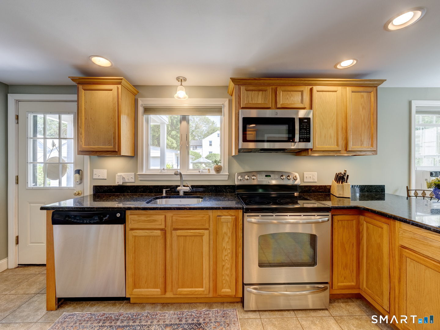 137 Green Road Manchester, CT 06042 - Photo 5 of 37