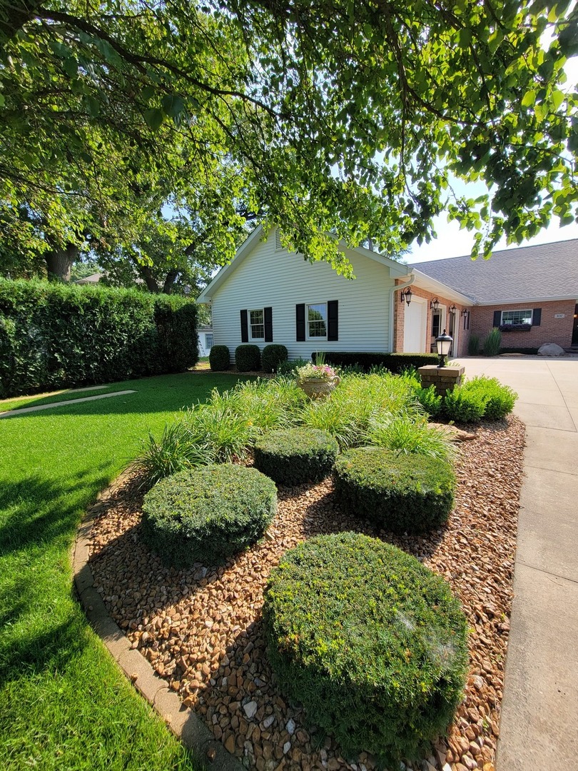 3157 River Road Kankakee, IL 60901 - Photo 2 of 50 a front view of house with yard and green space