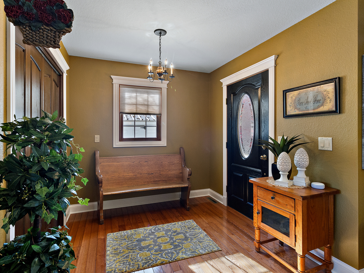 3157 River Road Kankakee, IL 60901 - Photo 4 of 50 a view of hall way with furniture and chandelier