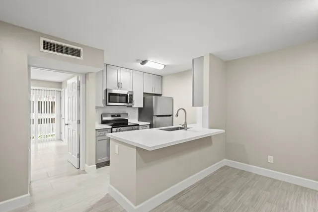 $1,200 | 2121 Fountain View Drive, Unit 29, Houston, TX 77057