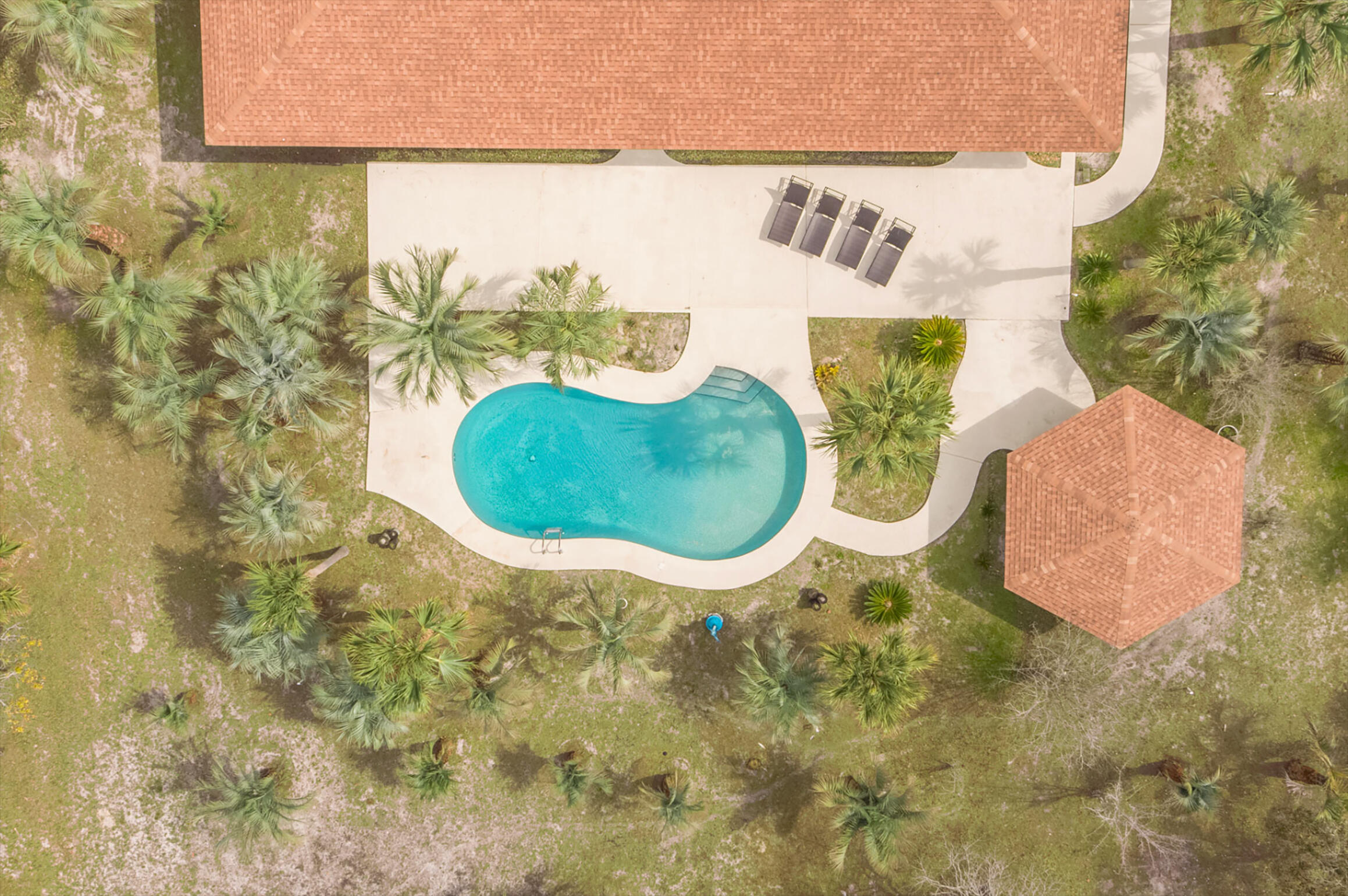 58 Overlook Drive Destin, FL 32550 - Photo 46 of 48 a bathroom with a sink and a mirror