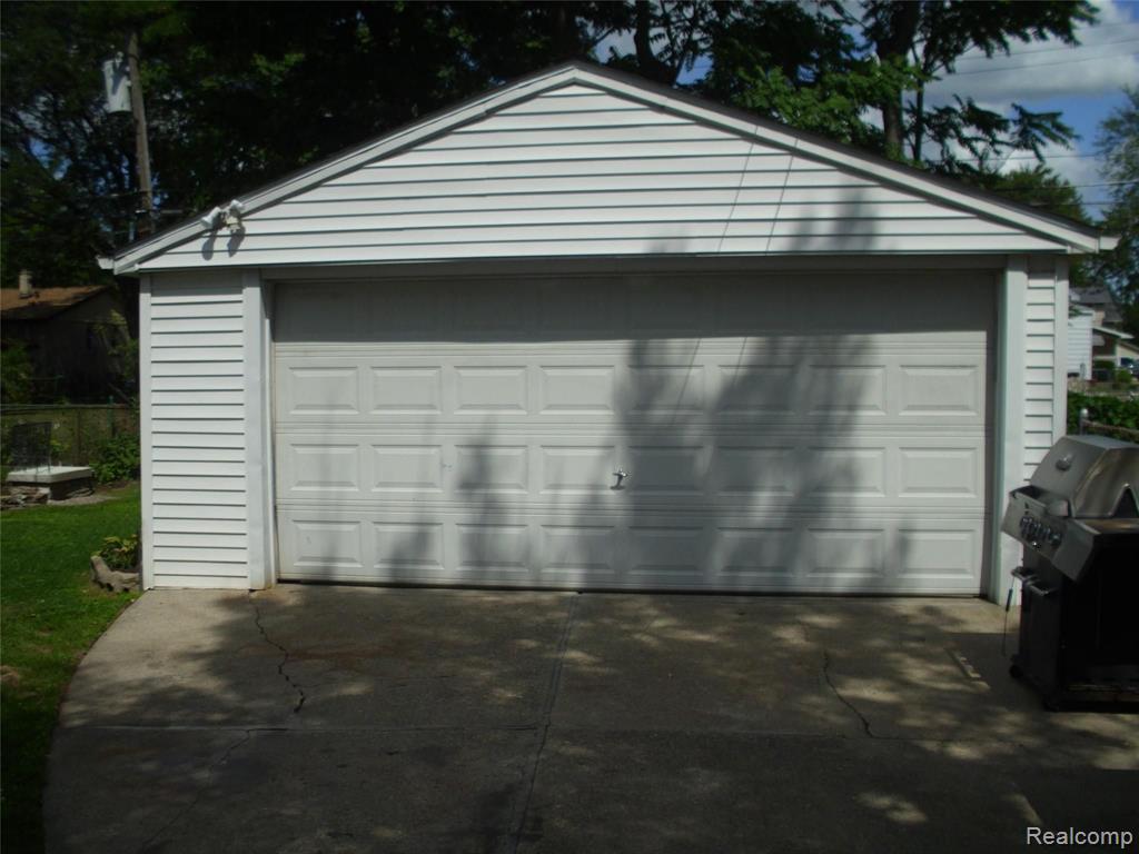 8651 Harding Center Line, MI 48015 - Photo 35 of 43
