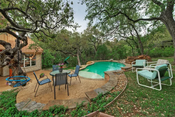 an outdoor sitting area with chairs and a table