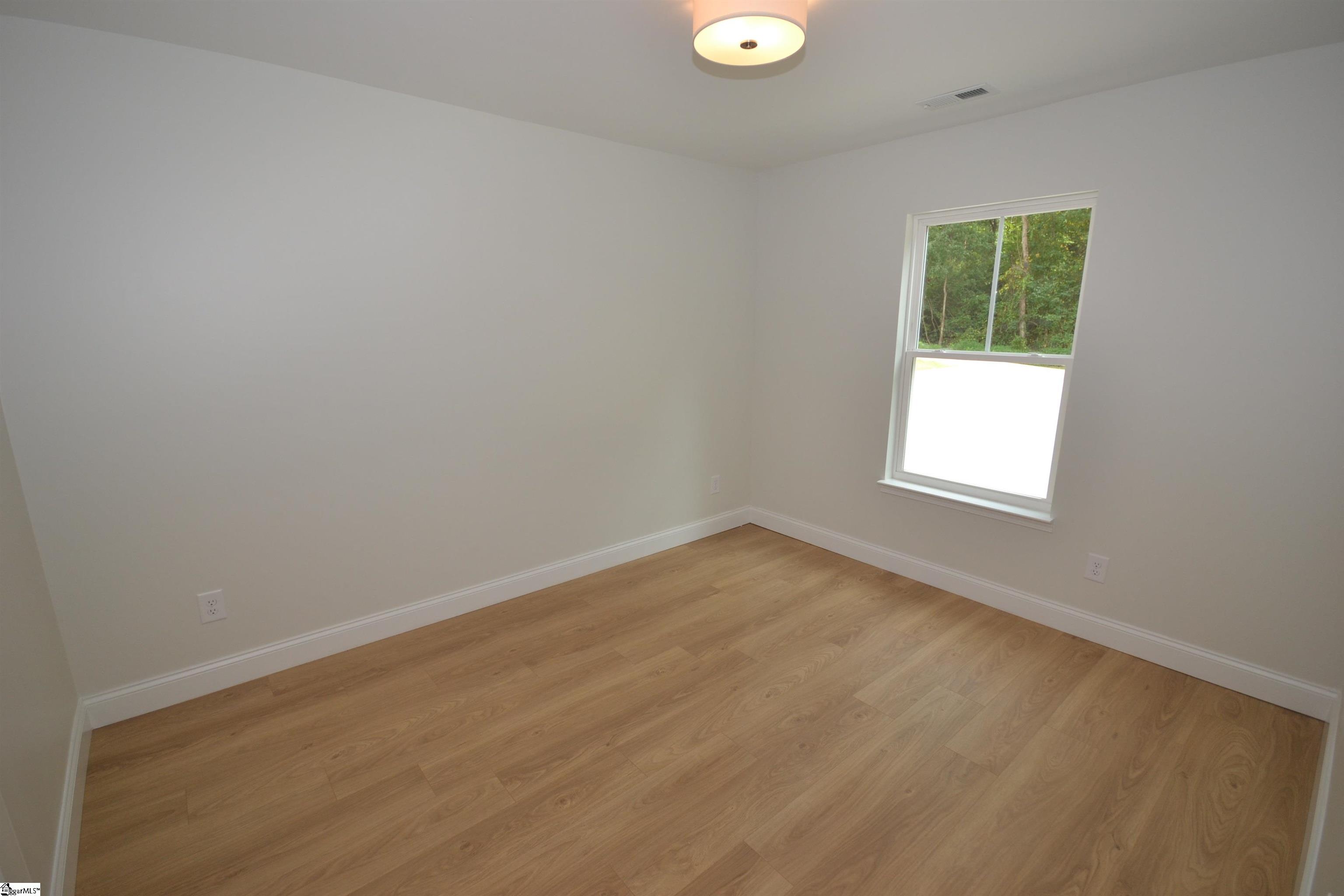 124b Kennedy Road Taylors, SC 29687 - Photo 4 of 11