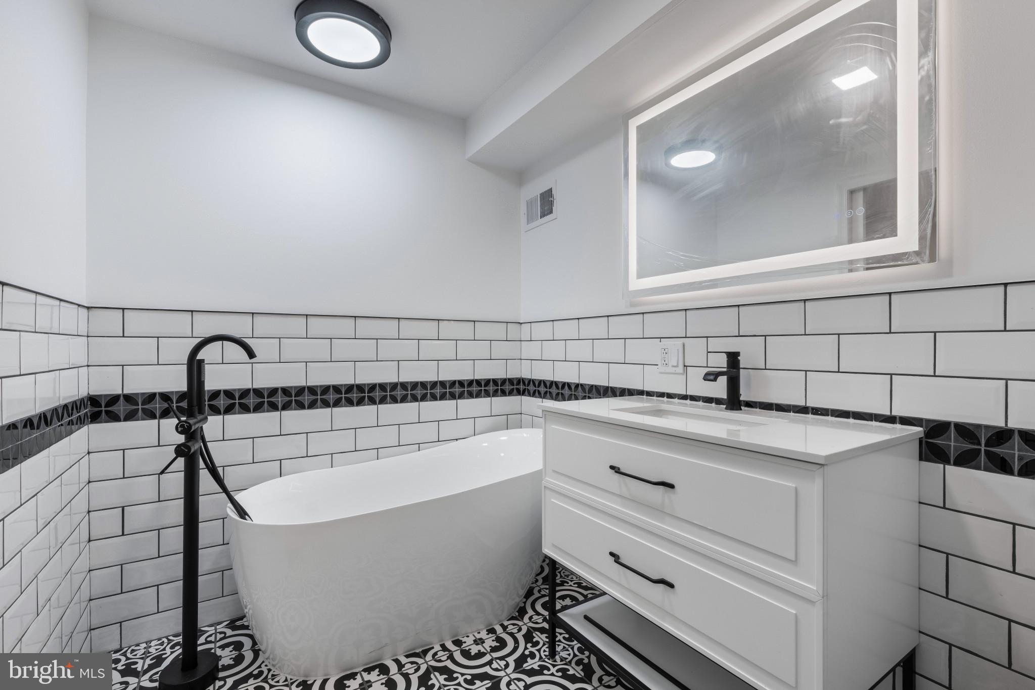 625 Winton Street Philadelphia, PA 19148 - Photo 20 of 25 a bathroom with a bathtub and sink