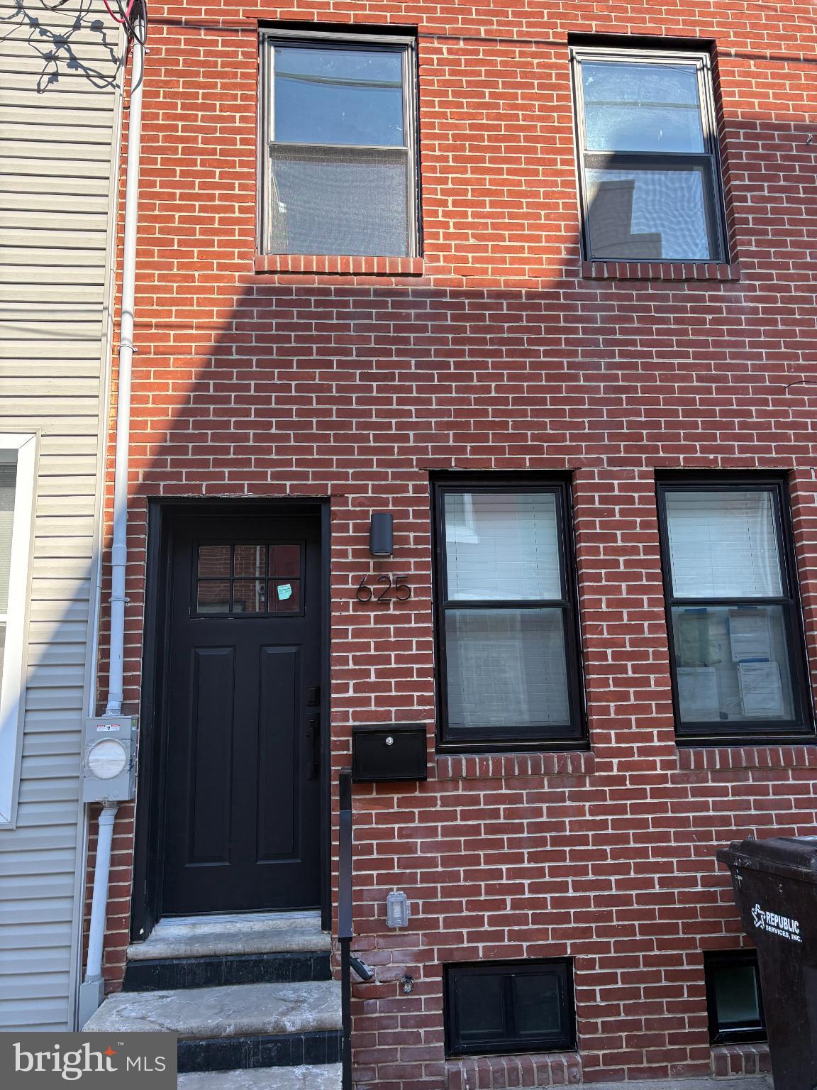 625 Winton Street Philadelphia, PA 19148 - Photo 2 of 25 a building with a door and a window