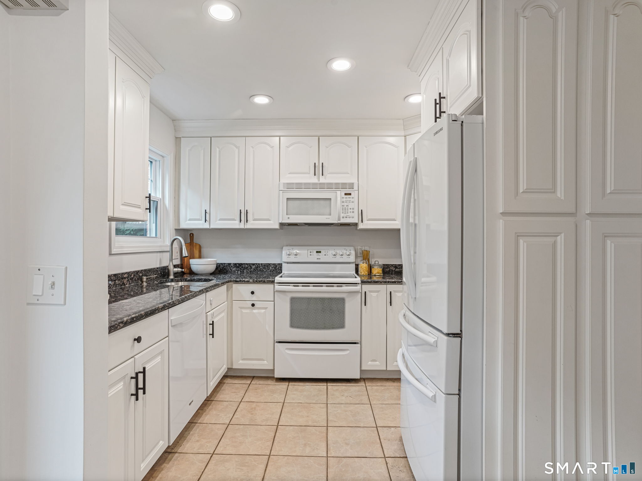19 Colonial Road, Unit 6 Stamford, CT 06906 - Photo 10 of 29 Gallery Image 10