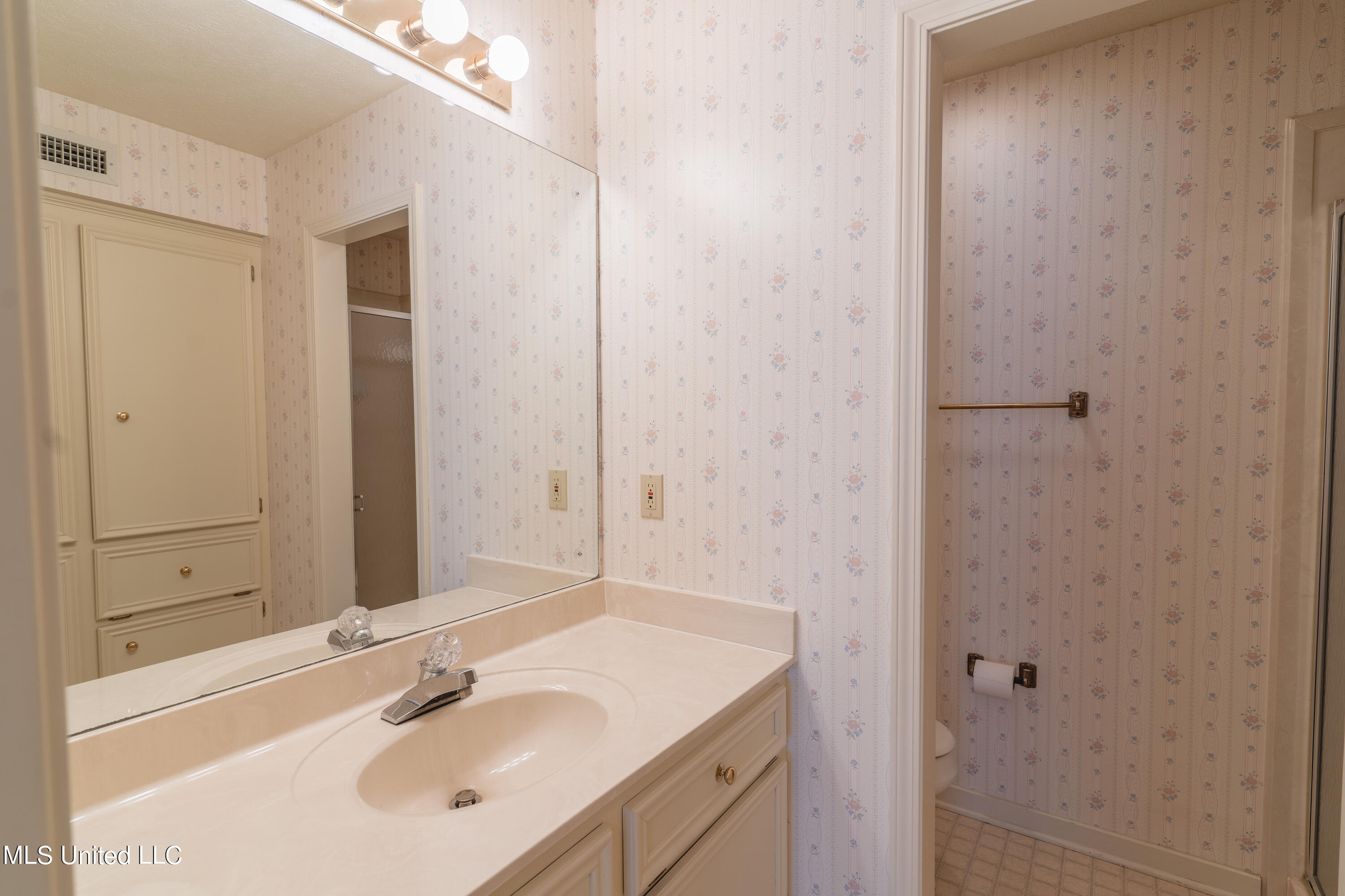 114 Villa Way Clinton, MS 39056 - Photo 28 of 43 28 - Secondary Bathroom