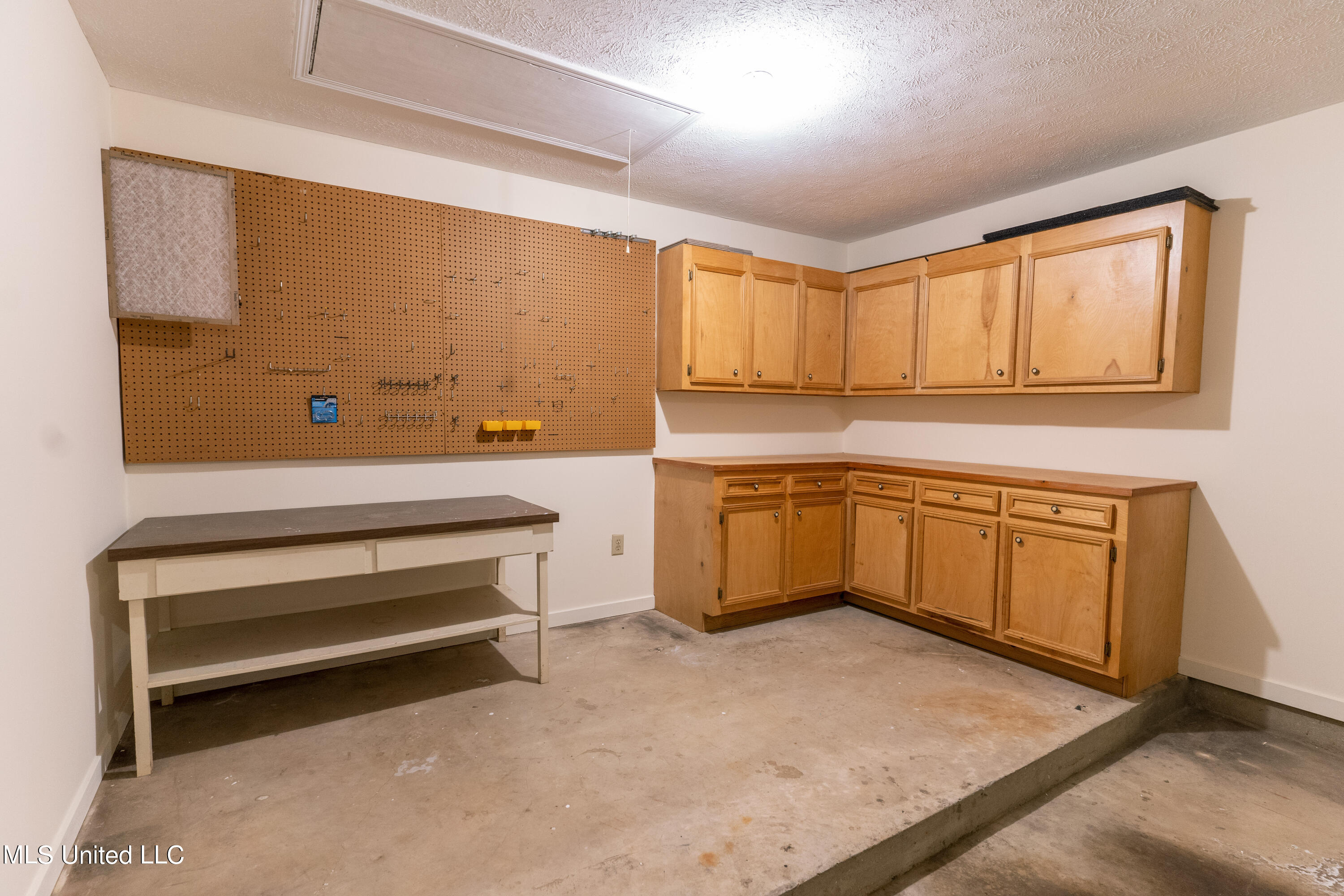 114 Villa Way Clinton, MS 39056 - Photo 38 of 43 39 - Garage