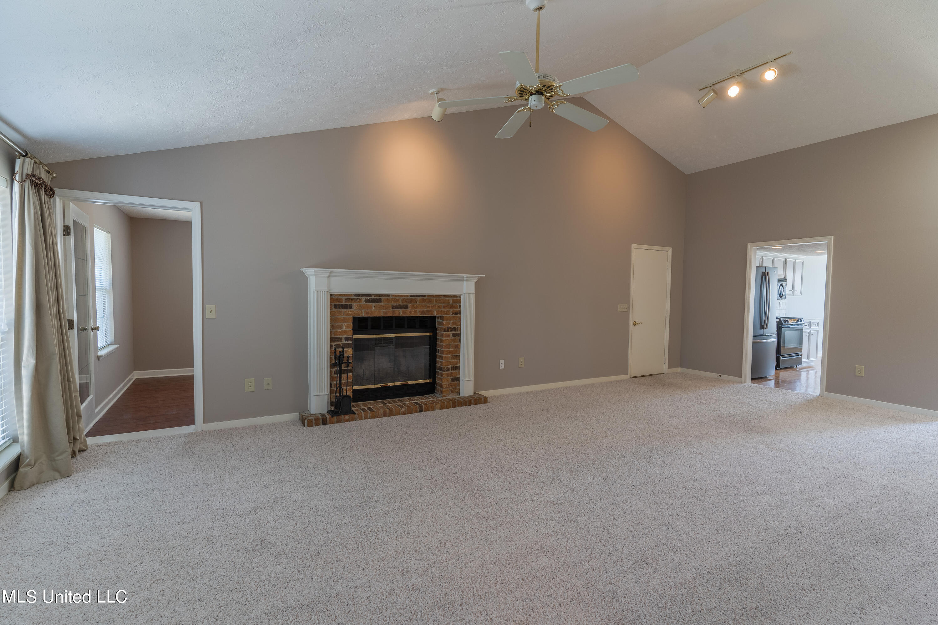 114 Villa Way Clinton, MS 39056 - Photo 10 of 43 9 - Living Room