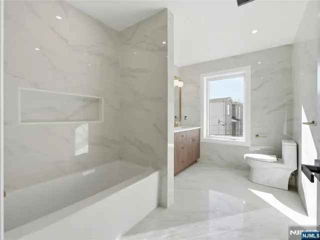 $999,000 | 138-140 Weigands Lane, Unit 1, Secaucus, NJ 07094