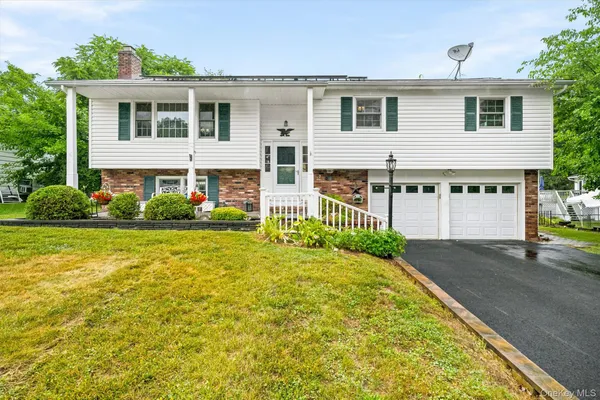 $537,500 | 32 Clintonwood Drive, New Windsor, NY 12553