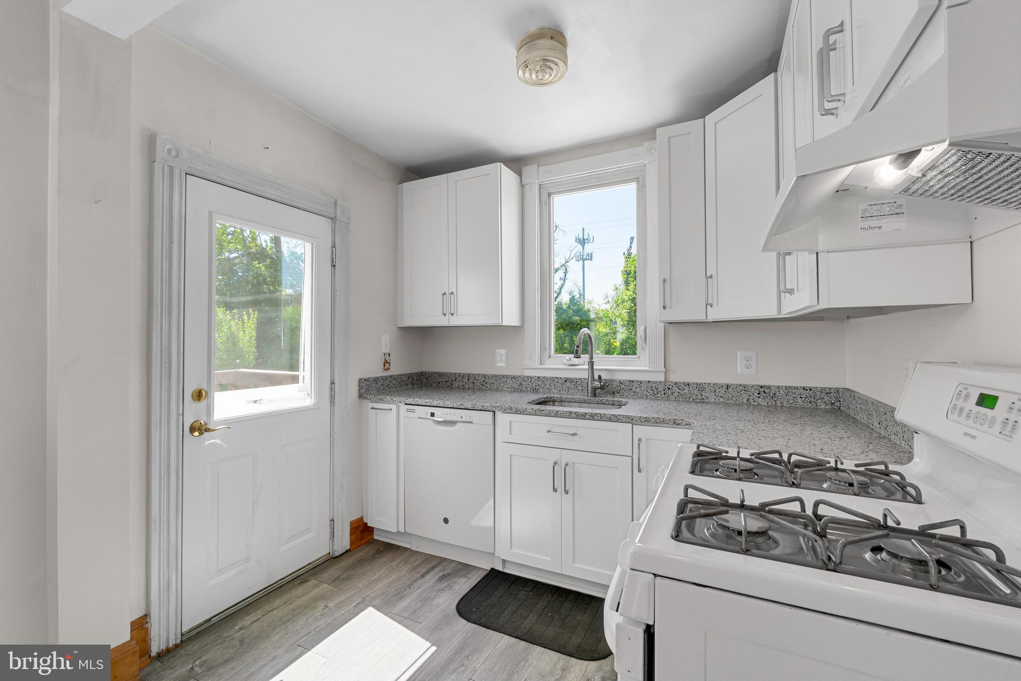 1008 Haverhill Road Baltimore, MD 21229 - Photo 10 of 29 Quartz counters
