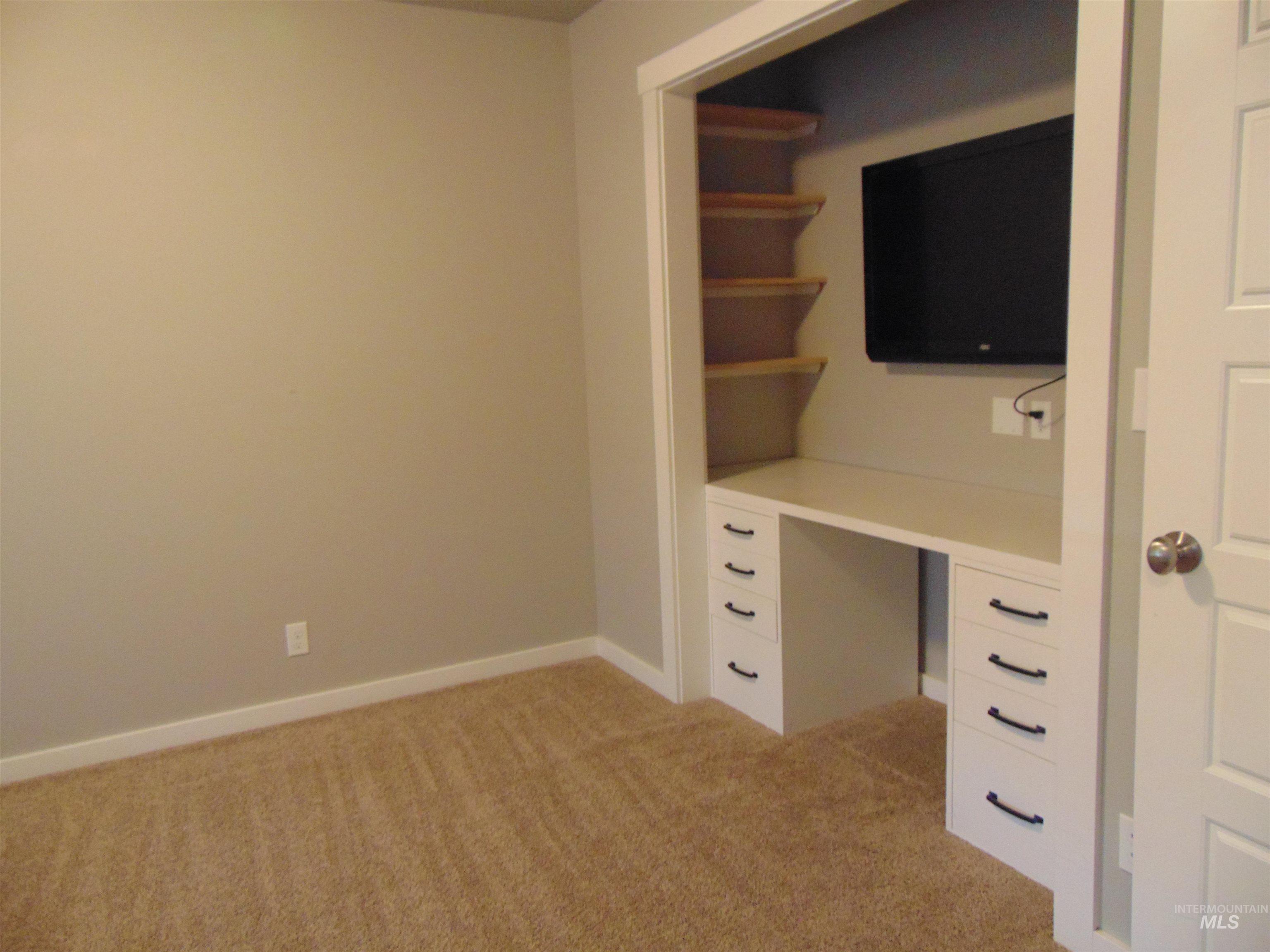 983 South Street Vale, OR 97918 - Photo 17 of 36 Unfurnished office with built in desk and light carpet
