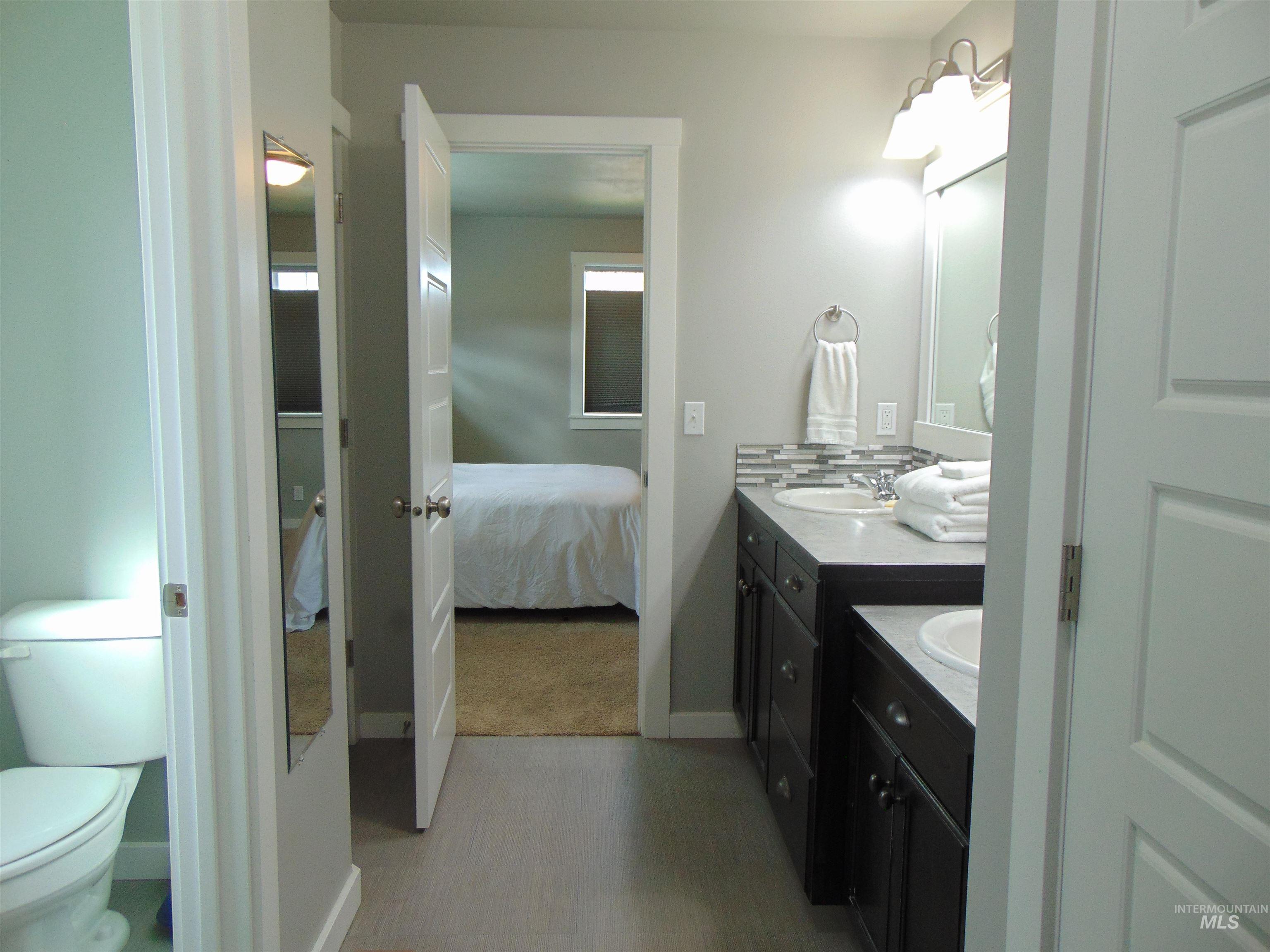 983 South Street Vale, OR 97918 - Photo 21 of 36 Full bathroom with two vanities and ensuite bathroom