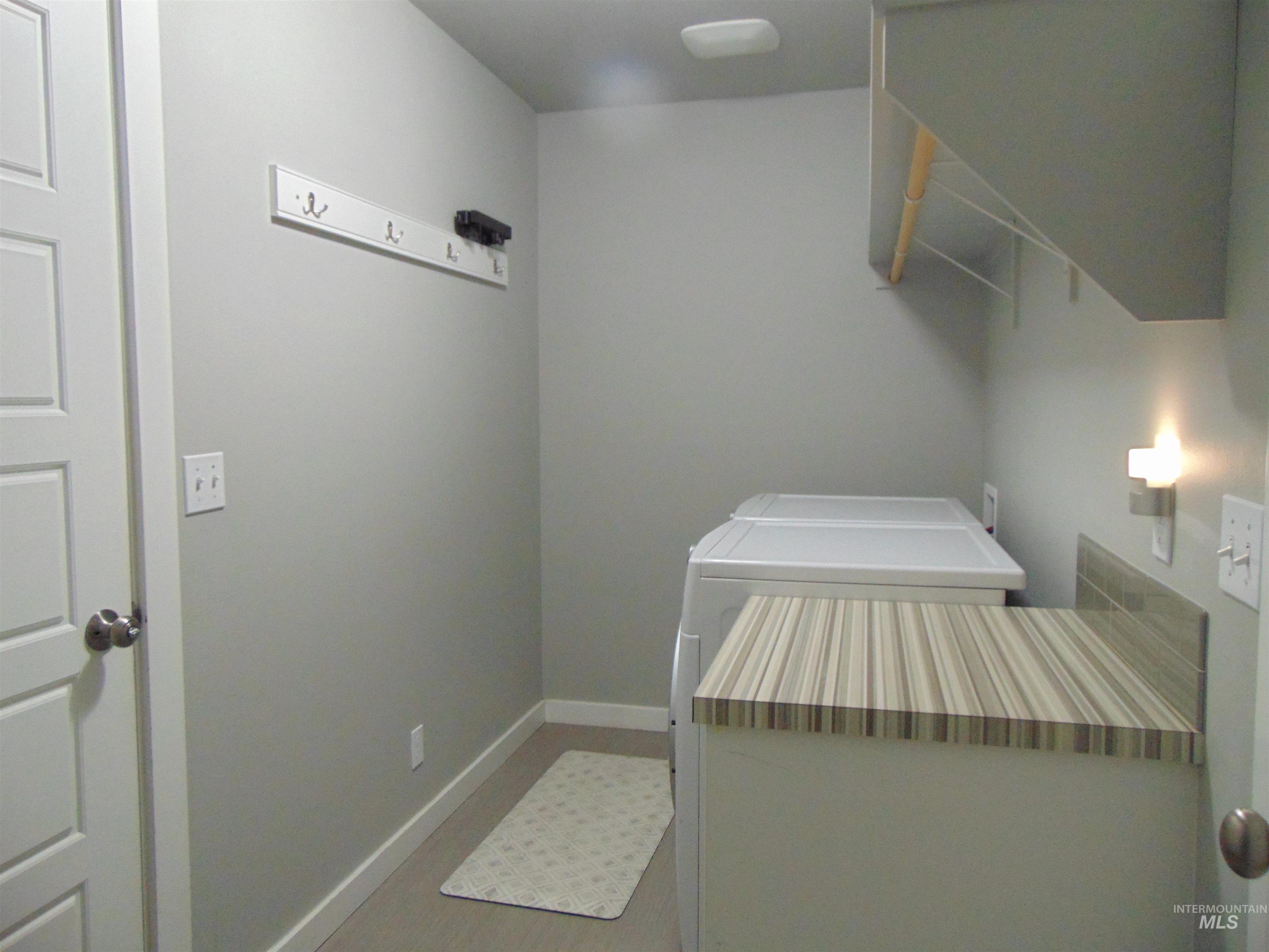 983 South Street Vale, OR 97918 - Photo 30 of 36 Laundry room with baseboards and washing machine and dryer