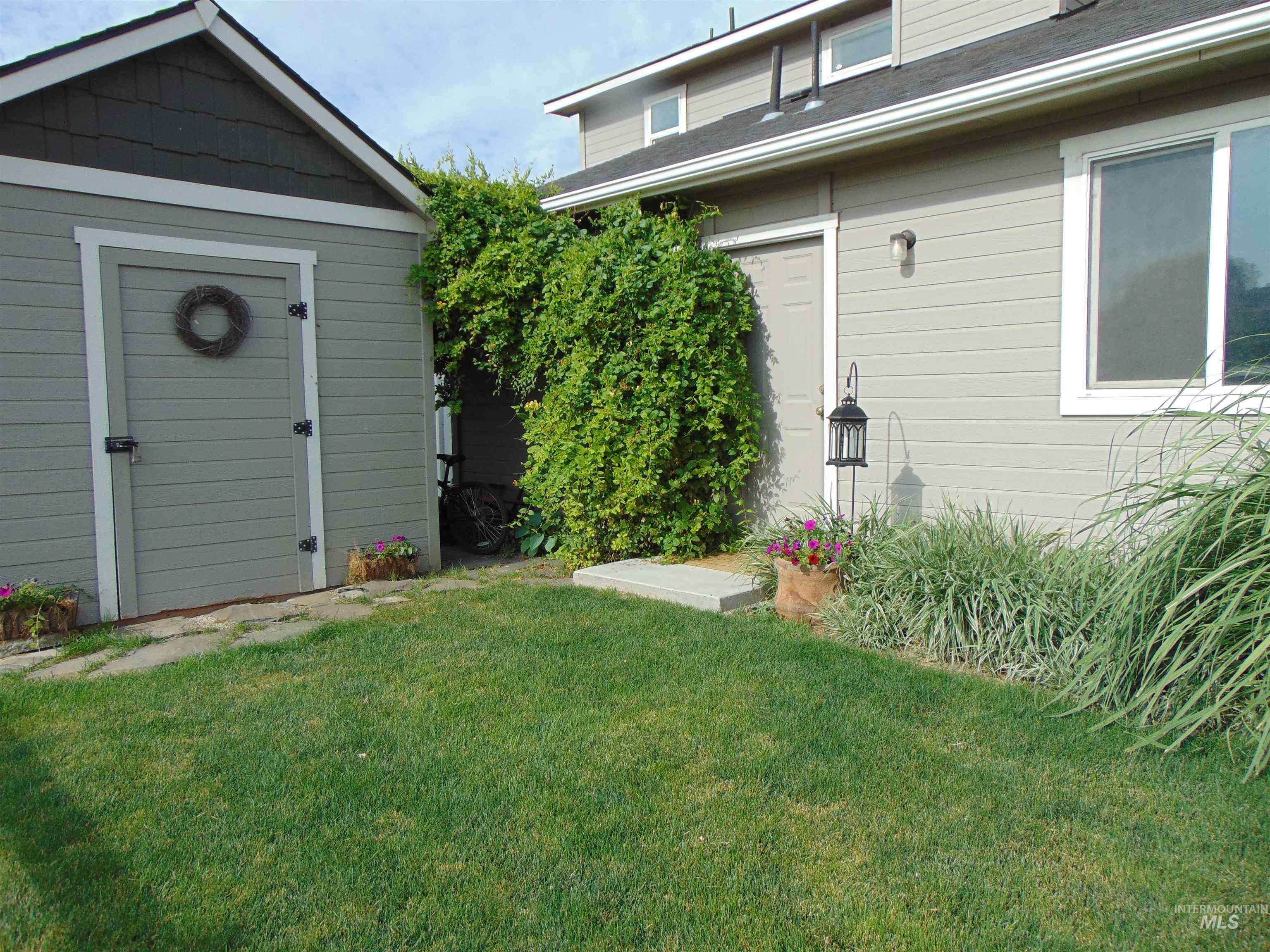 983 South Street Vale, OR 97918 - Photo 4 of 36 View of grassy yard with a storage shed