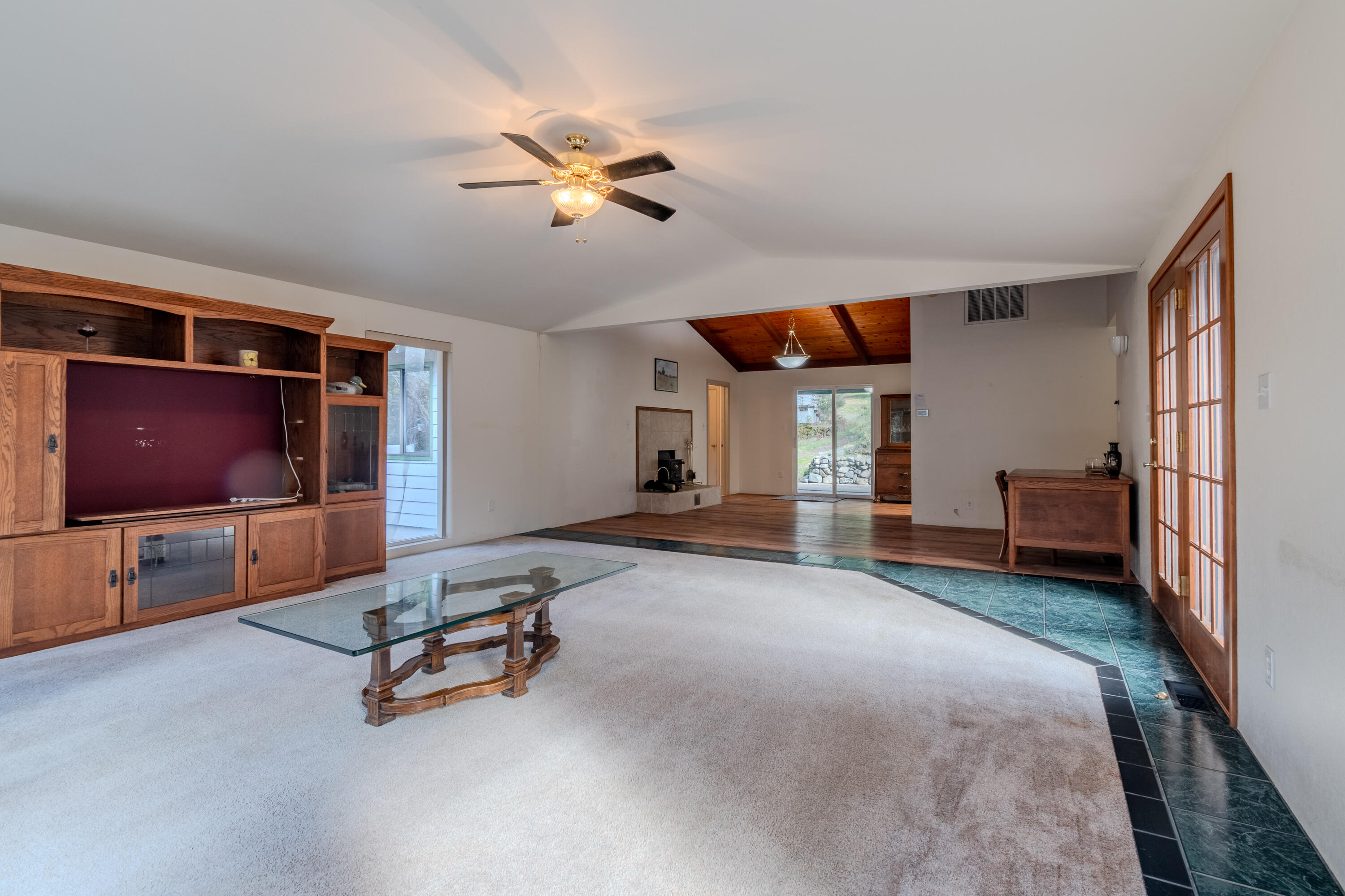 10950 Ramsey Road Gold Hill, OR 97525 - Photo 17 of 59 Living room
