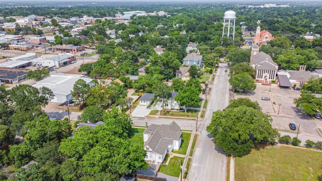 $444,000 | 612 South Day Street, Brenham, TX 77833