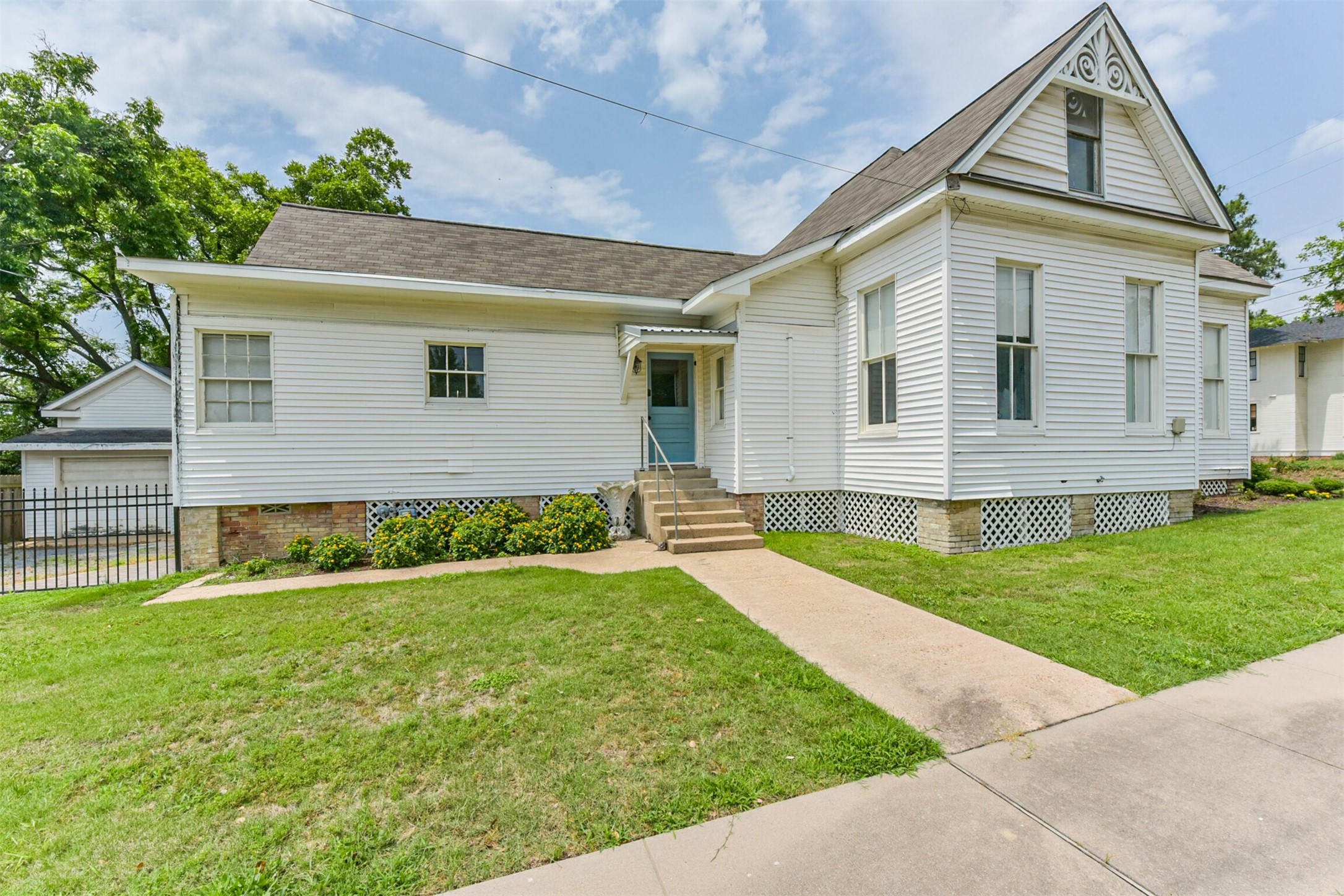 612 South Day Street Brenham, TX 77833 - Photo 6 of 44